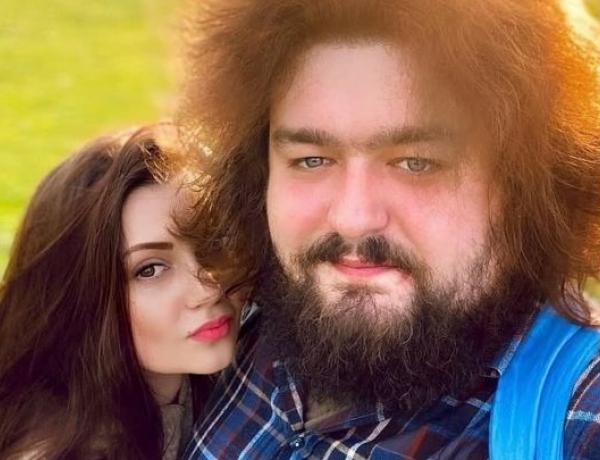Приховував дружину-красуню: популярний комік одружився (фото)