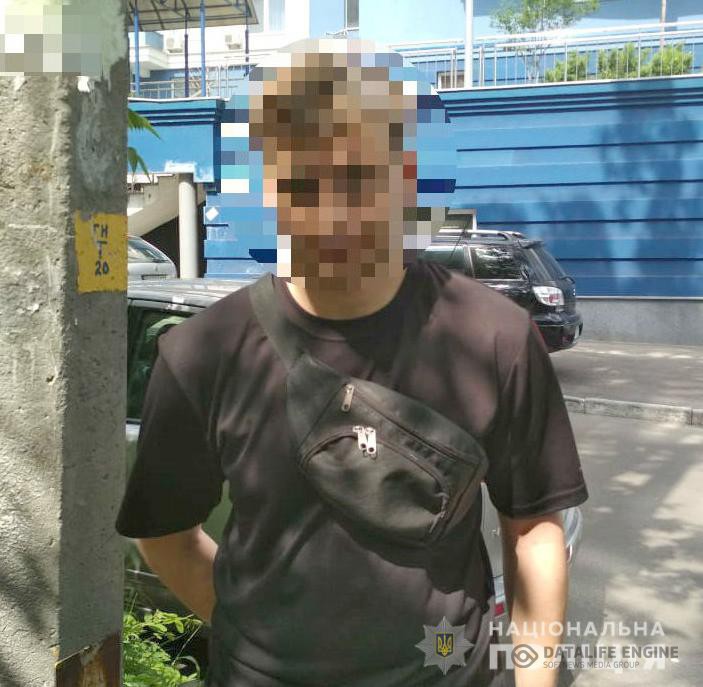 Дільничні офіцери Шевченківського управління поліції Києва затримали чоловіка за збут наркотиків через закладки