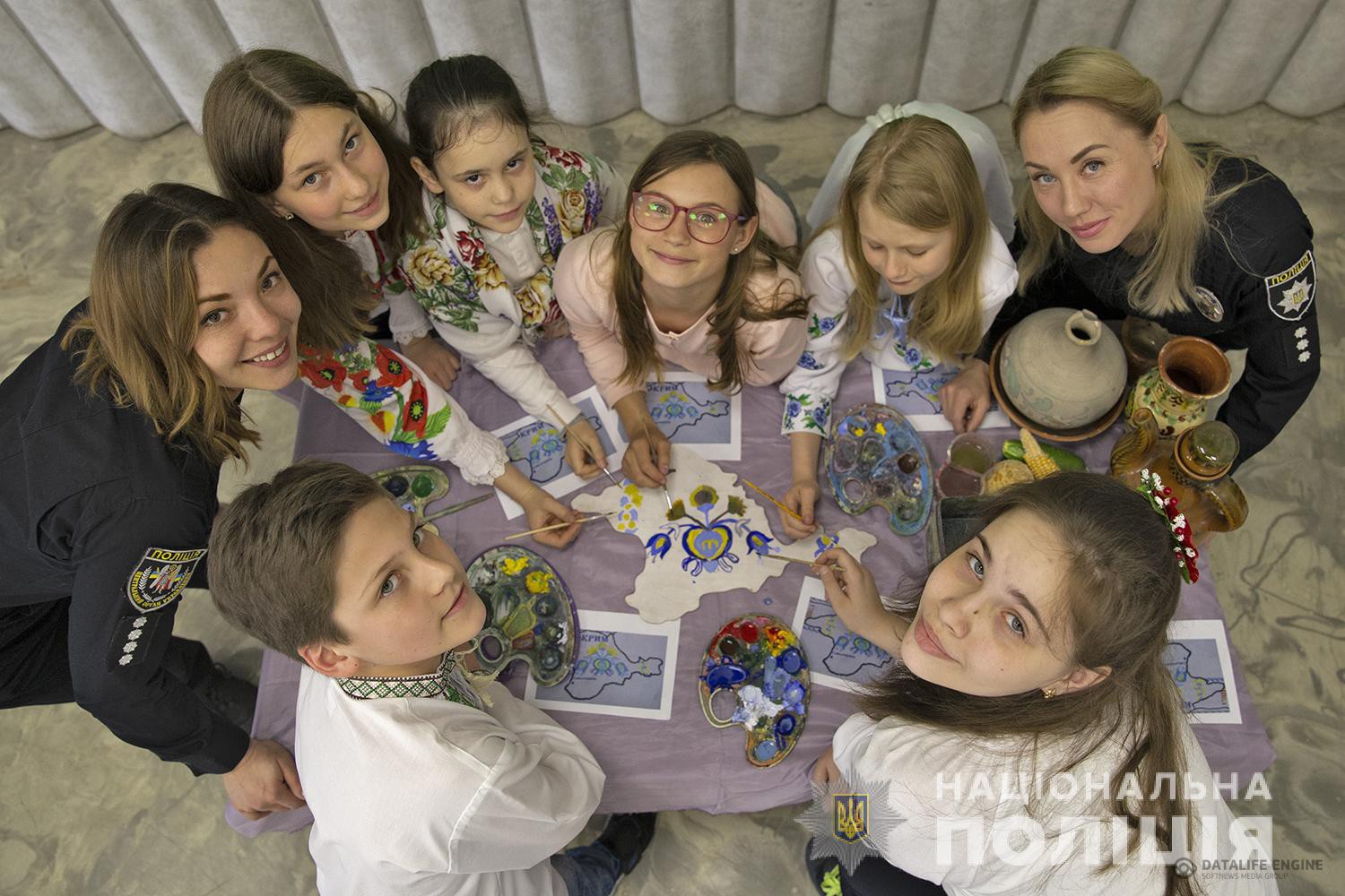 До Дня вишиванки діти та поліцейські «одягнули» Україну у національні барви