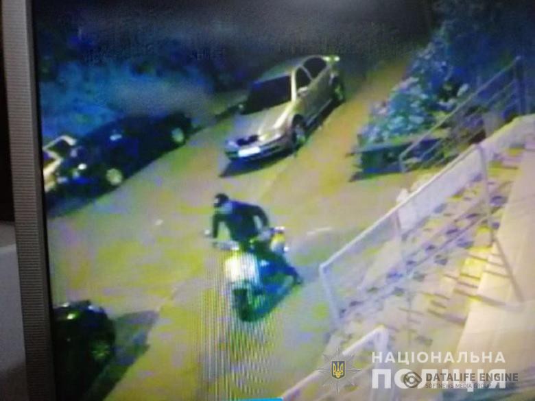 Київські поліцейські затримали двох підлітків за незаконне заволодіння скутером