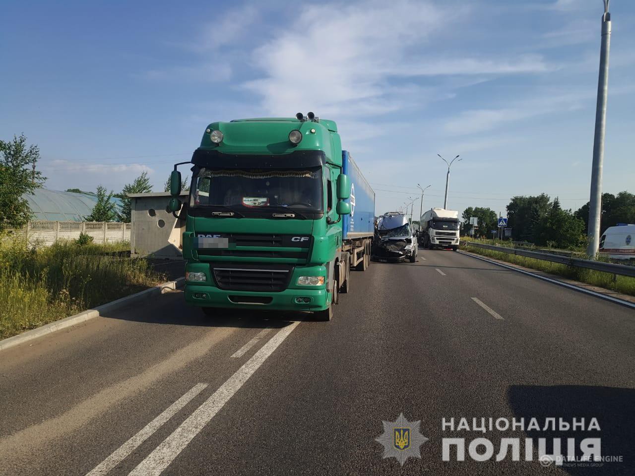 На Дніпропетровщині поліція встановлює обставини ДТП за участю мікроавтобуса, в салоні якого перебувало 16 школярів