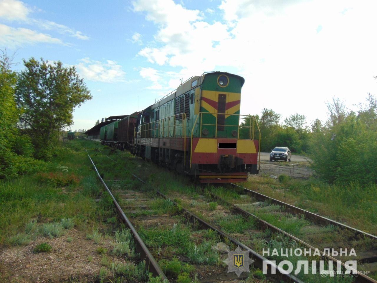 На Миколаївщині правоохоронці затримали організовану групу осіб, які тривалий час викрадали дизельне паливо на залізниці