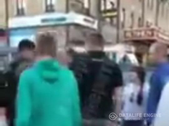 На Подоле в Киеве пьяный неадекват заблокировал движение транспорта и бросался в драку (видео)