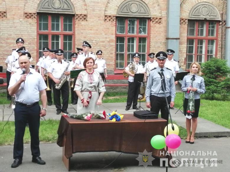 Поліцейські Києва привітали учнів та випускників інтернату зі святом останнього дзвоника