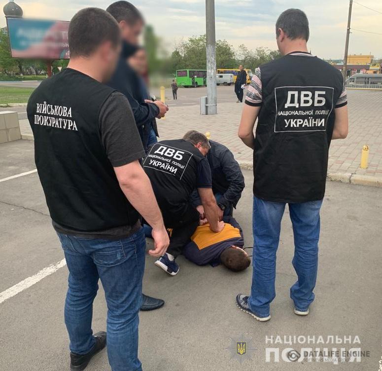 Правоохоронці затримали за хабарництво двох співробітників поліції Одеси та Миколаївщини