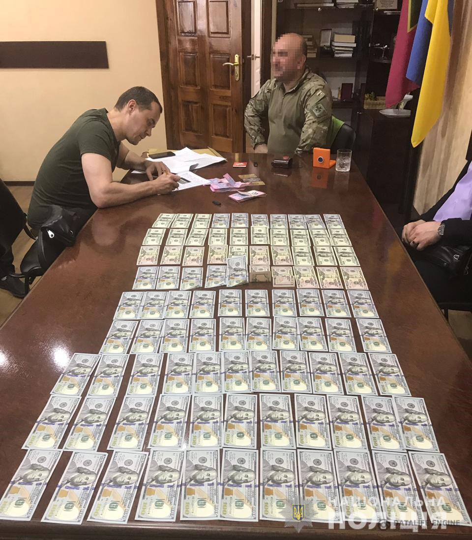 Прикордонники КПВВ «Новотроїцьке» збирали данину з перевізників