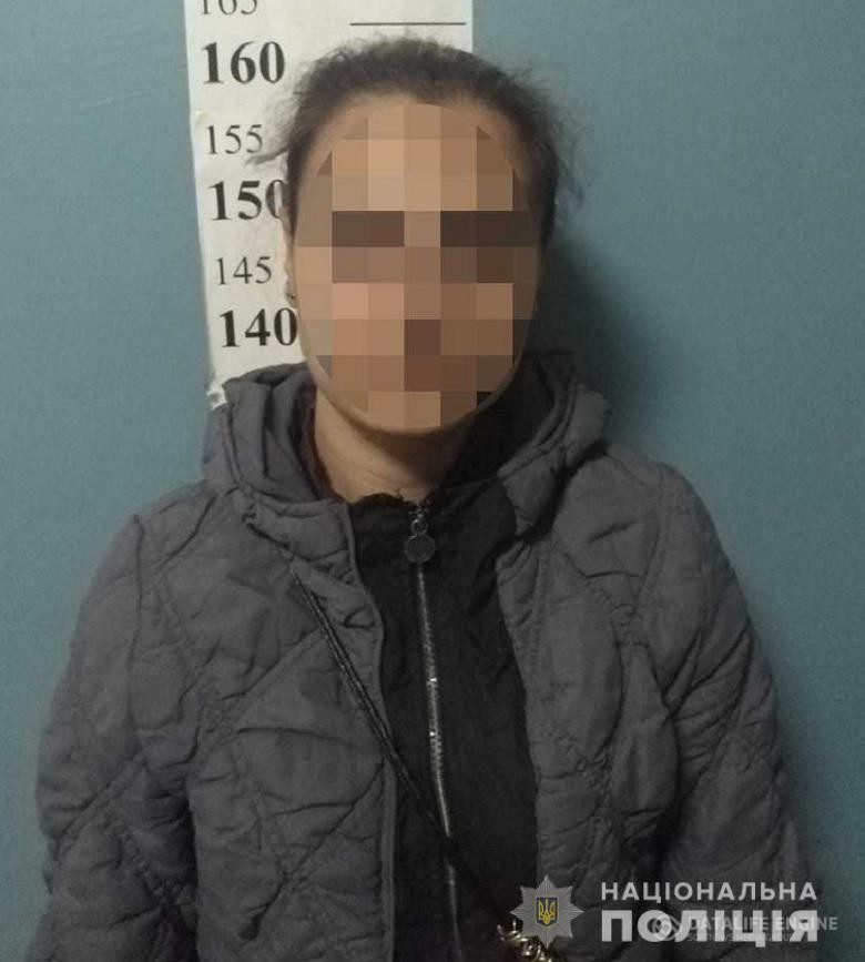 У Києві оперативники затримали «ворожку», яка ошукала дівчину