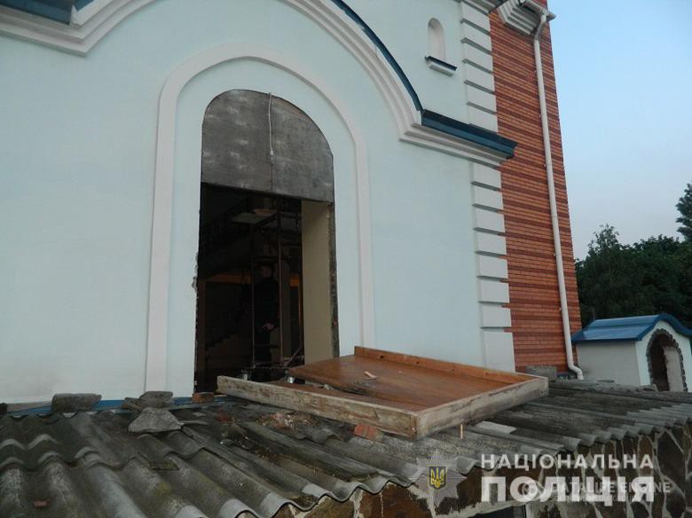У Києві патрульні затримали чоловіка, котрий намагався обікрасти храм