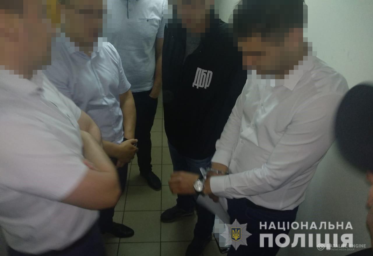 У Києві поліція затримали на отриманні неправомірної вигоди заступника начальника відділу та слідчого столичного управління ДФС