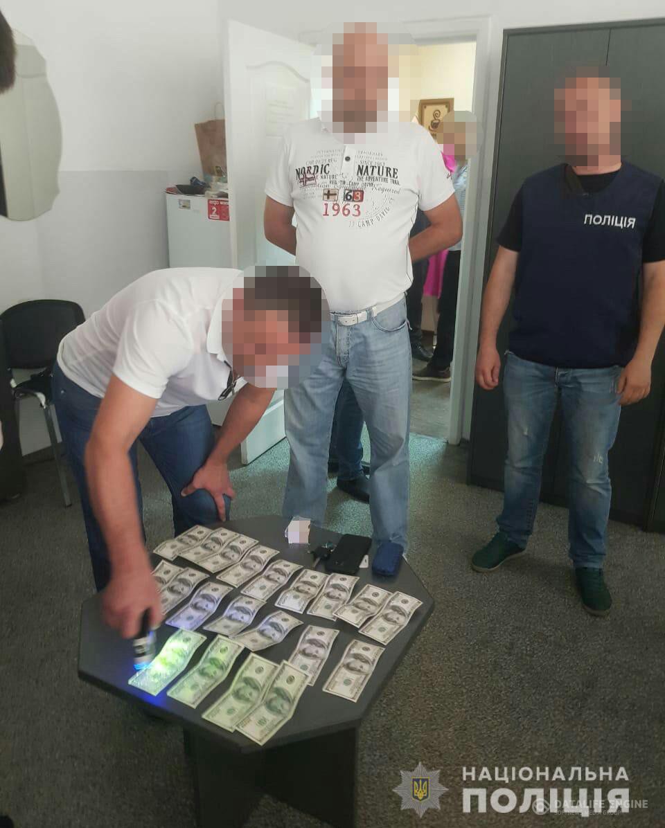 У м. Дніпро поліція затримала посадовця міської ради на хабарі у 2 тисячі доларів США 