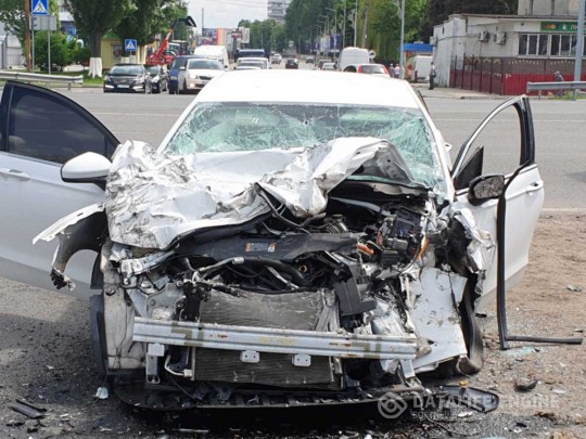 Жуткое ДТП под Киевом: Ford Mondeo влетел в самосвал, водитель скончался в карете скорой помощи