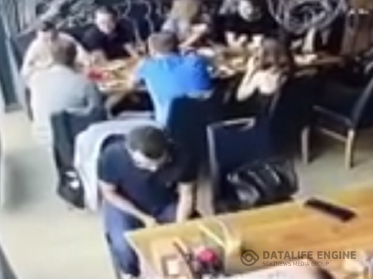 Обчистили "карманы" за считанные минуты: в сети показали видео дерзкой кражи в киевском кафе