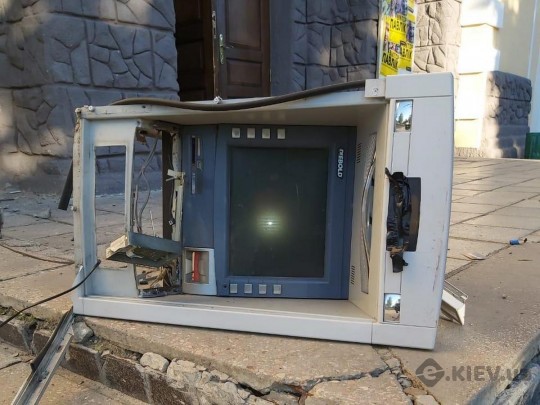 Под Харьковом грабители взорвали банкомат: фото и видео с места ЧП