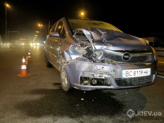 Столкновение на Житомирской трассе под Киевом: грузовой Mercedes «боднул» две легковушки