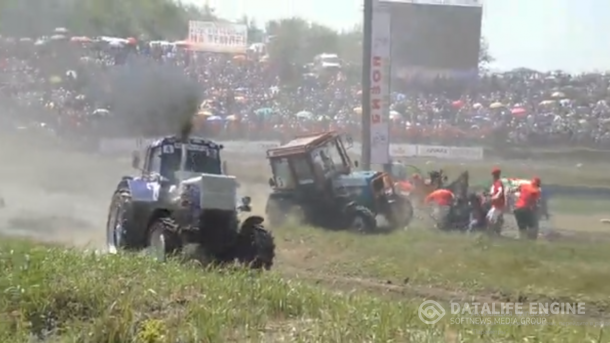Трактор на скорости влетел в группу российских журналистов: видео