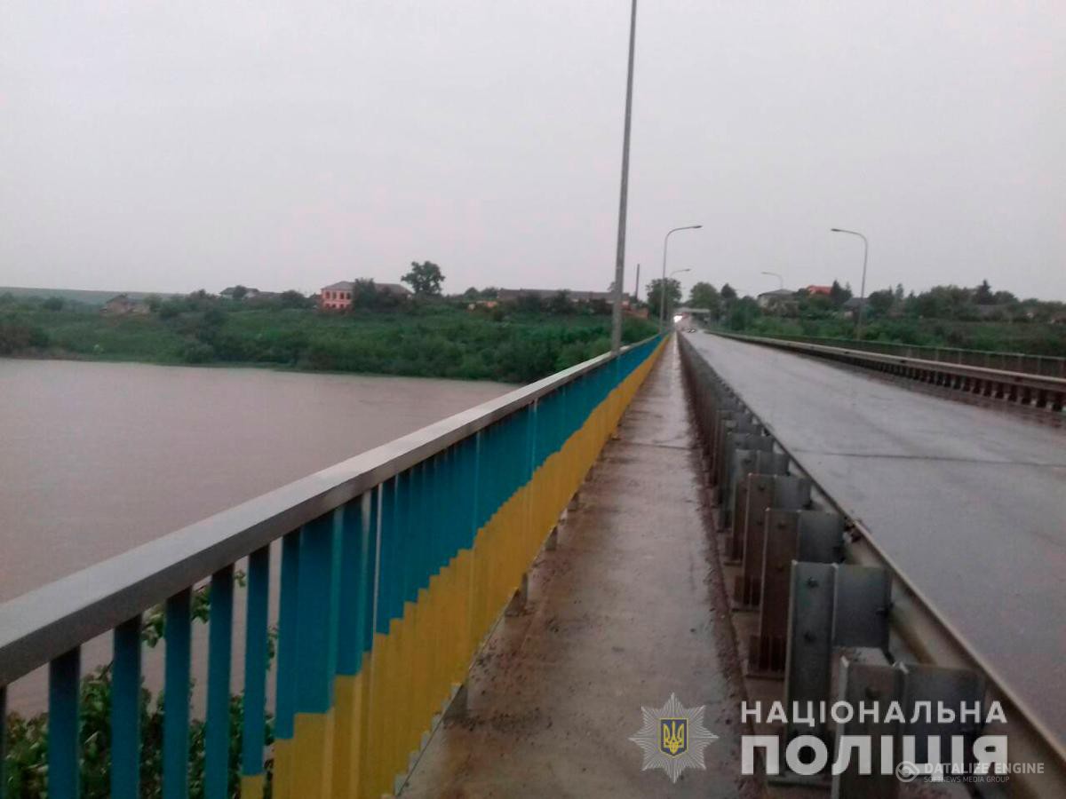У Чернівецькій області поліцейські врятували жінку, яка стрибнула з мосту