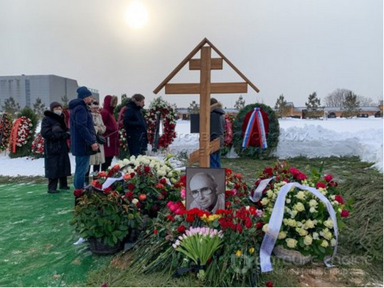 Похоронили рядом с Гафтом: в сети показали, как выглядит могила Андрея Мягкова