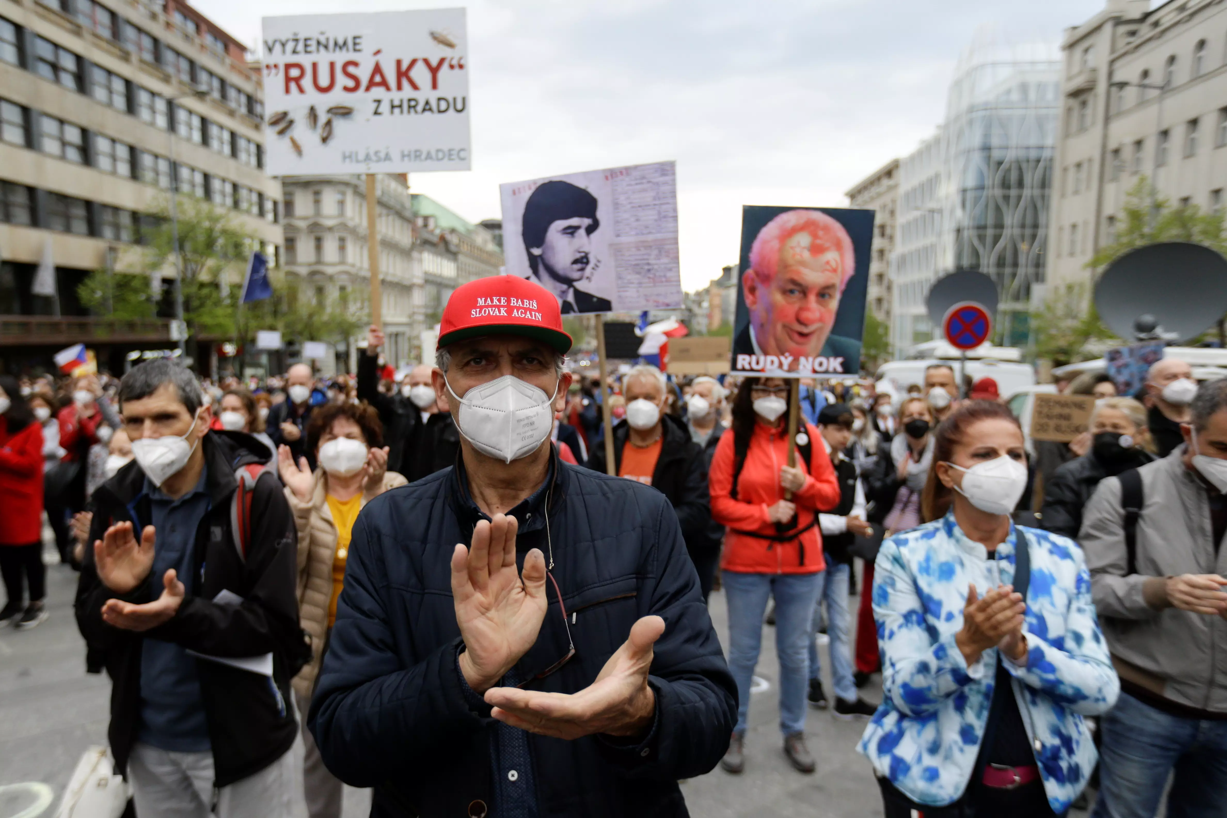 "Мы не Россия" и флаг Украины. В Праге прошла акция против Земана и Кремля (фото, видео)