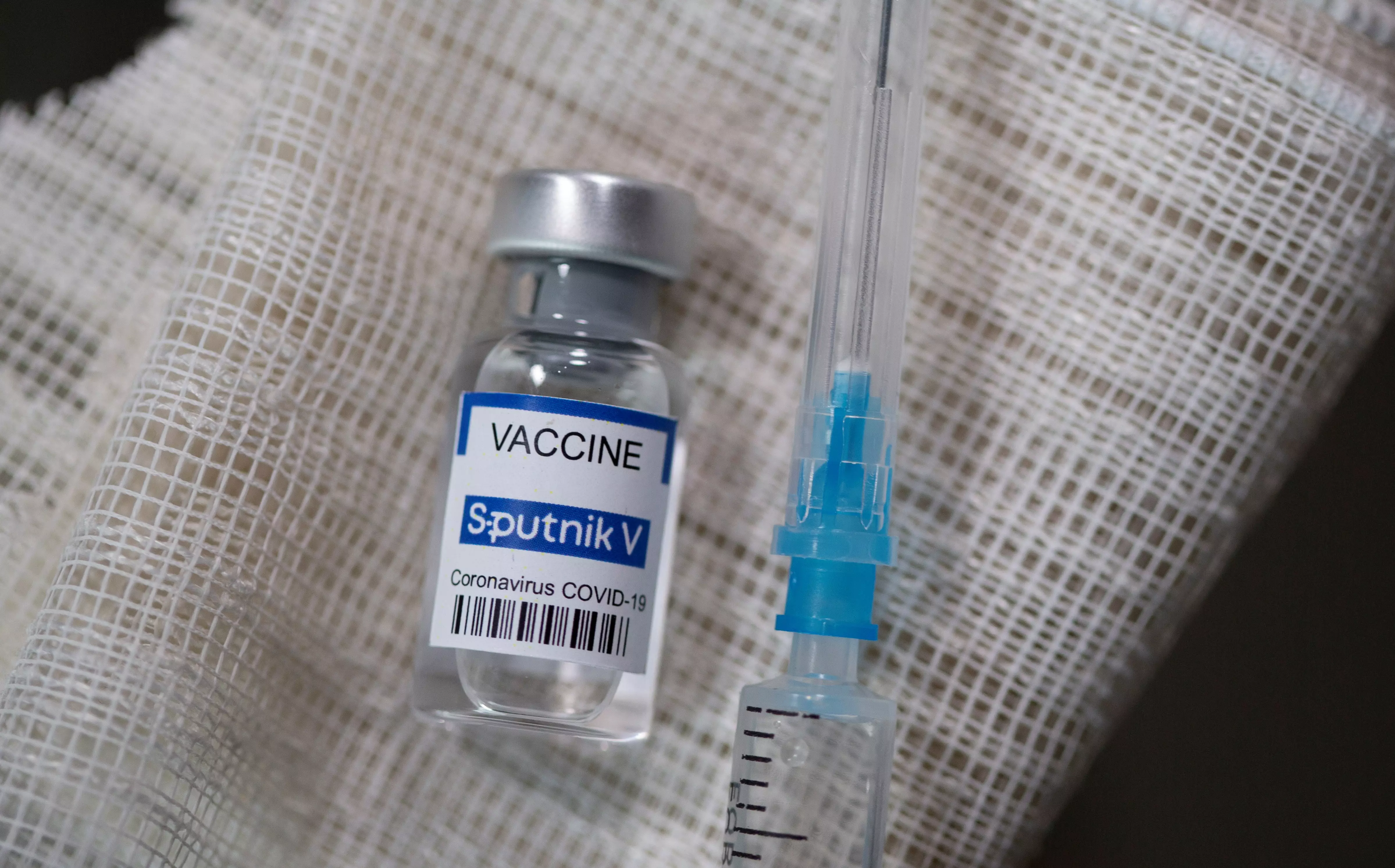 Путин сделал вакцину Спутник V гранатой, и бросил ее в ЕС – CNN