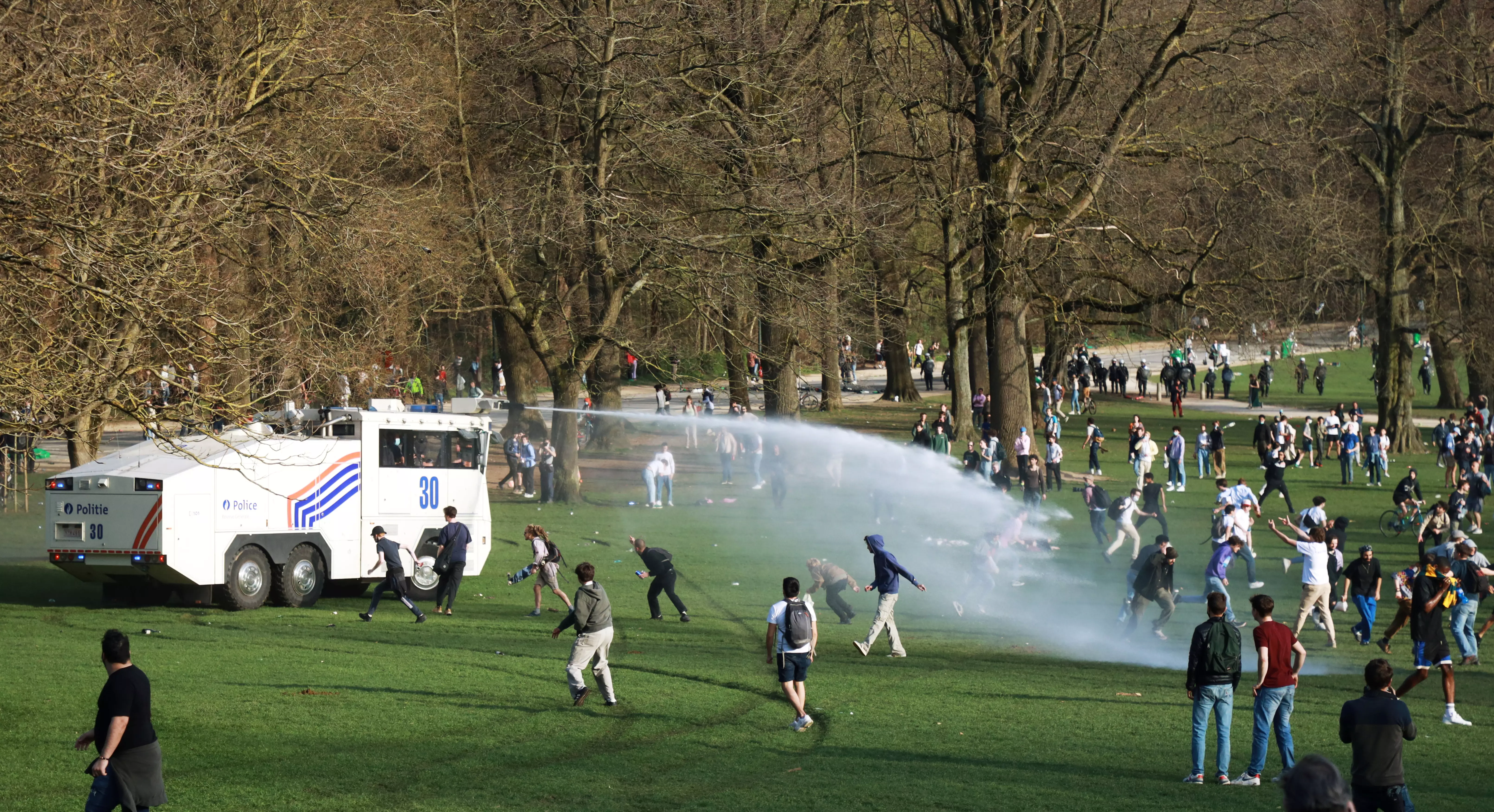 В Брюсселе первоапрельскую вечеринку разогнали водометами: есть задержанные (фото)