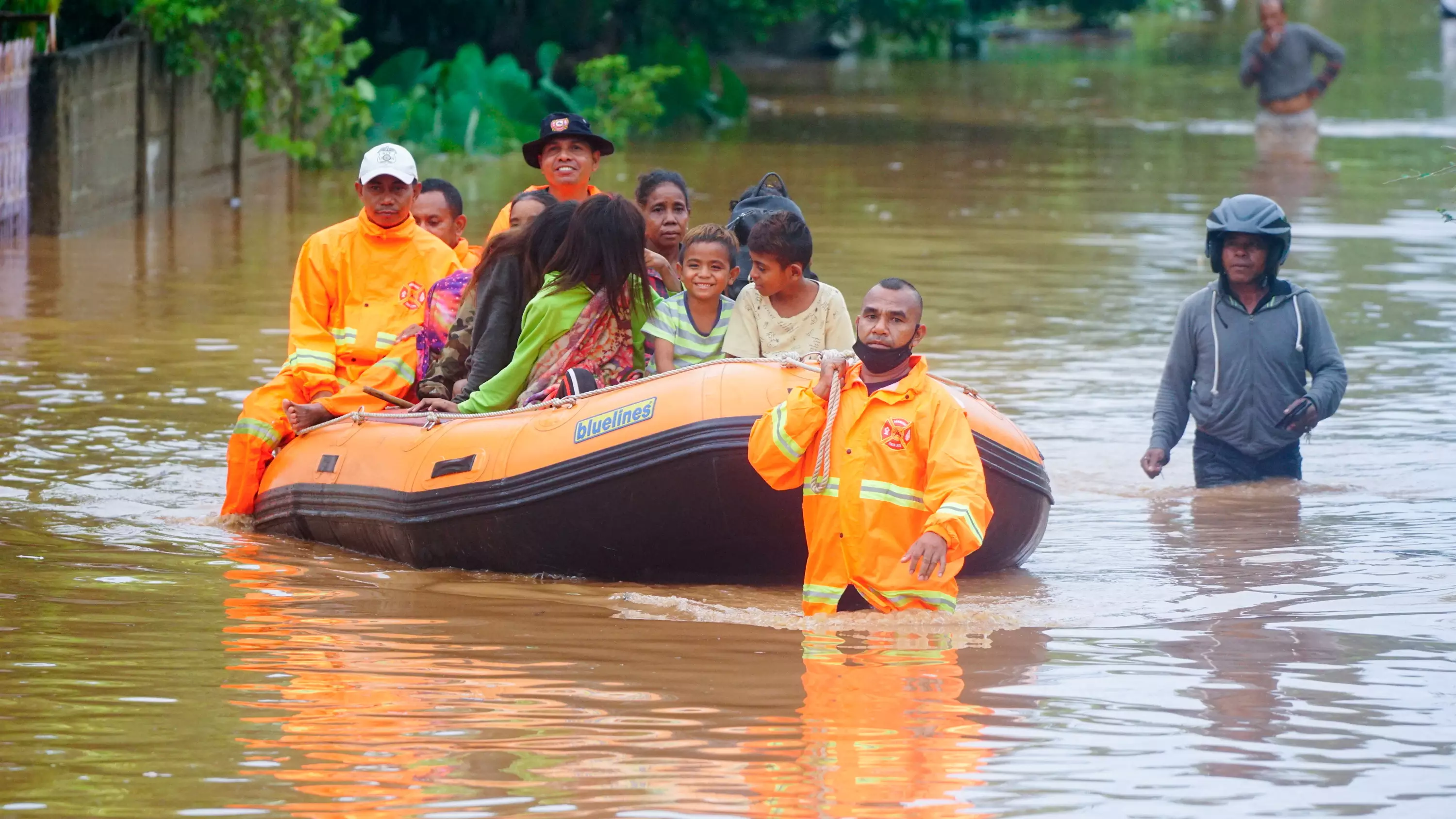 В Индонезии произошло мощное наводнение: погибли полсотни человек, много пропавших (фото и видео)