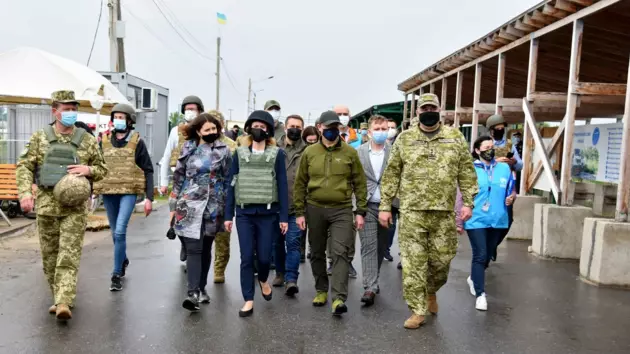 "Я поражена, как вы защищаете граждан": премьер Эстонии приехала на Донбасс (фото)