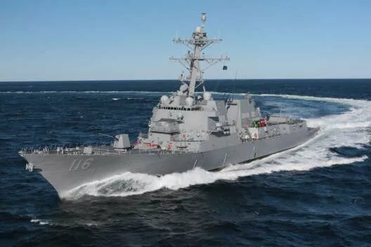 Американский ракетный эсминец USS Ross вошел в Черное море