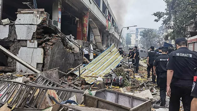 Мощный взрыв в Китае: много погибших и раненых, целая улица в руинах (видео)