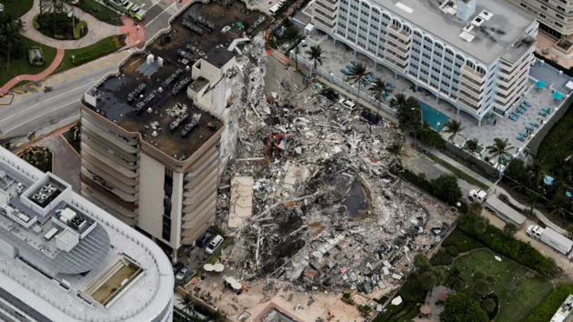 Около Майами обрушилась многоэтажка – почти 100 людей под завалами (видео)