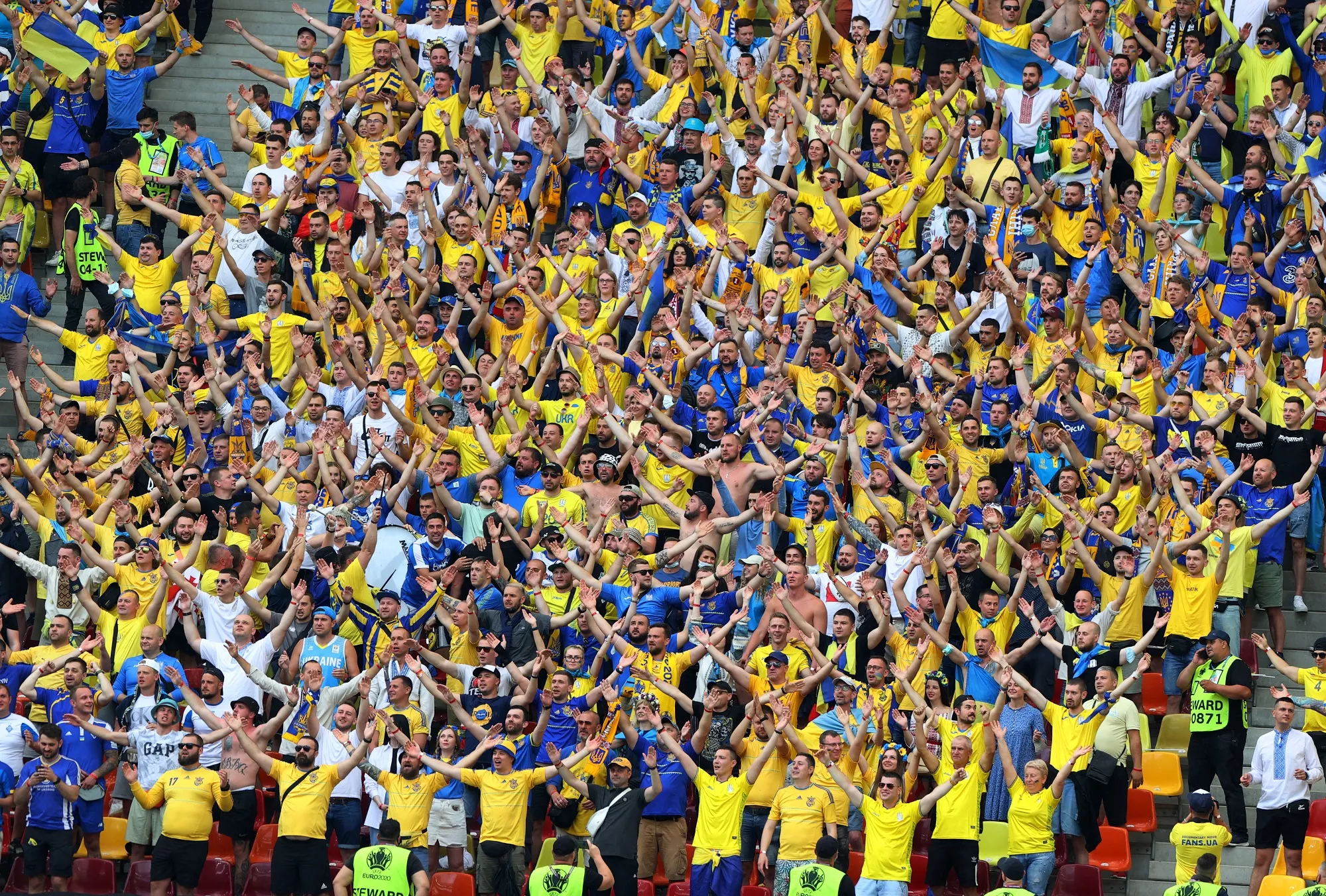 По-исландски! Эпичная реакция фанов сборной Украины в Бухаресте на поражение от Австрии