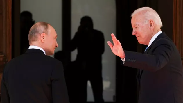 Путин шутил, Байден ищет общие темы. Первые слова президентов США и России в Женеве