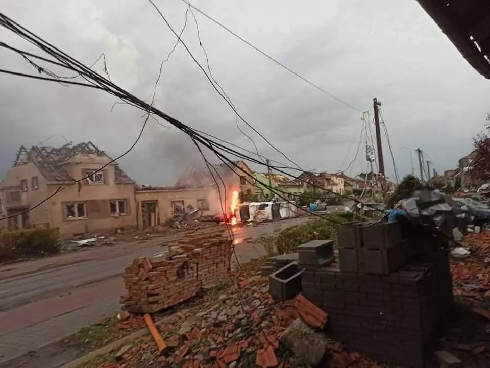 Смертоносный торнадо в Чехии и крушение военного вертолета в РФ – главные новости за ночь
