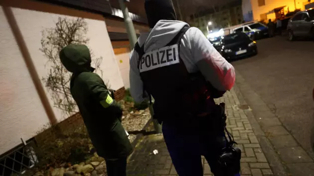 В Берлине посреди улицы открыли стрельбу: ранены трое