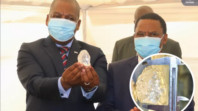 В Ботсване добыли третий по величине алмаз в истории: гиганта показали людям