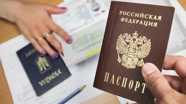 Захарова назвала раздачу паспортов РФ жителям оккупированного Донбасса "вынужденной гуманитарной мерой"