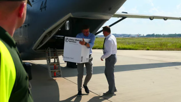 Украина получила первую партию вакцины AstraZeneca из Эстонии